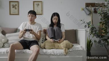 青年女人生气的看着男朋友玩游戏